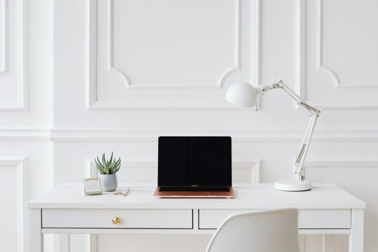 minimalist clean desk benefits