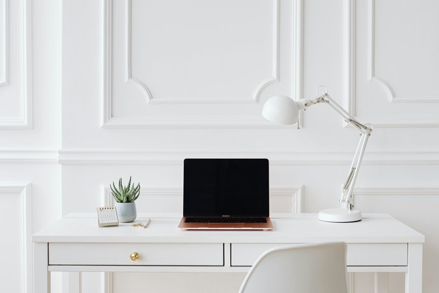 minimalist clean desk benefits